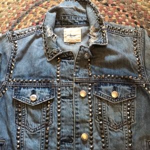 American eagle distressed denim jacket with metal detailing.
